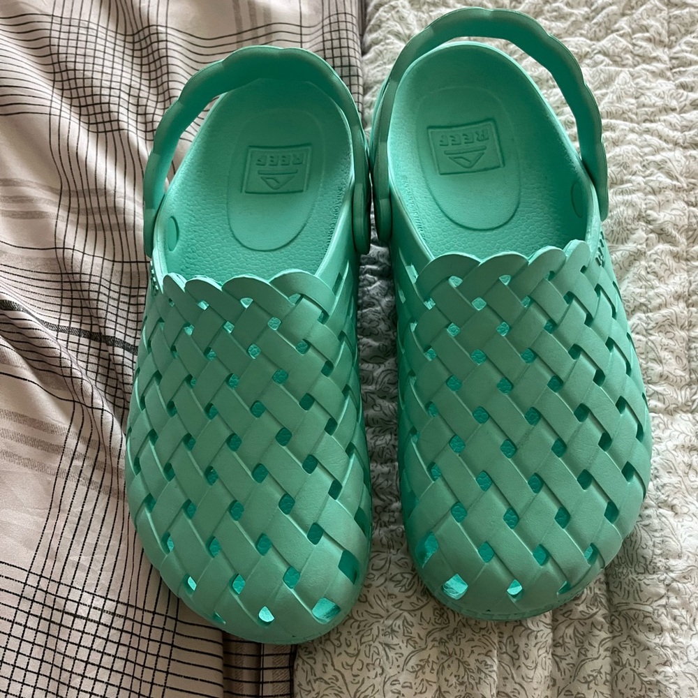 Size 7 women’s reef clogs